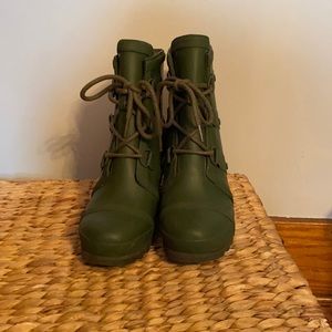 Olive green sorel wedge rain boots